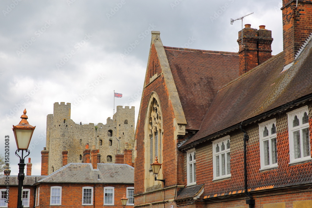 Naklejka premium ROCHESTER, UK: Colorful facades with the Castle in the background