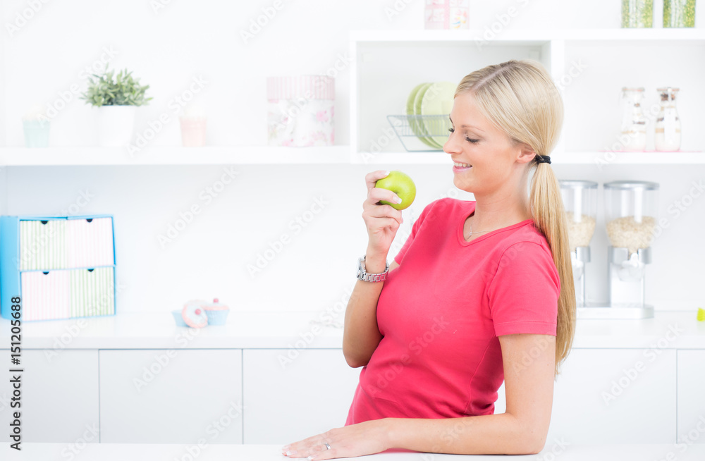 blonde junge frau isst einen apfel blonde junge frau isst einen apfel
