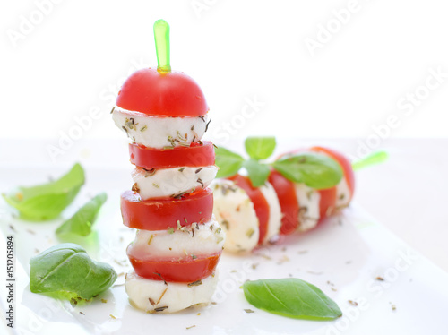 Caprese Salat mit Mozzarella und Tomaten auf Spiese