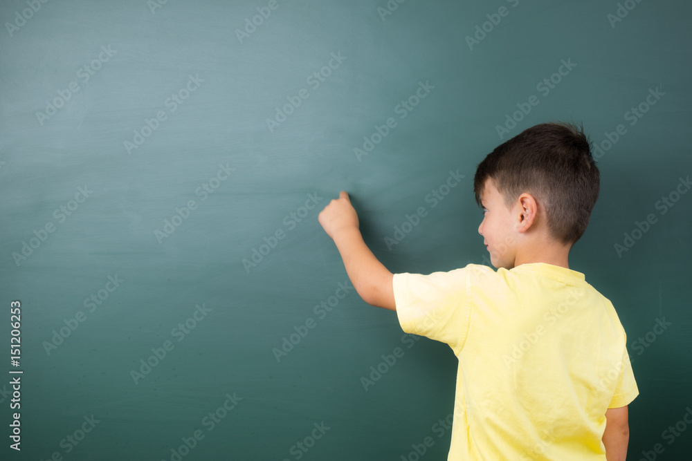 schüler schreibt an der schultafel schüler schreibt an der schultafel