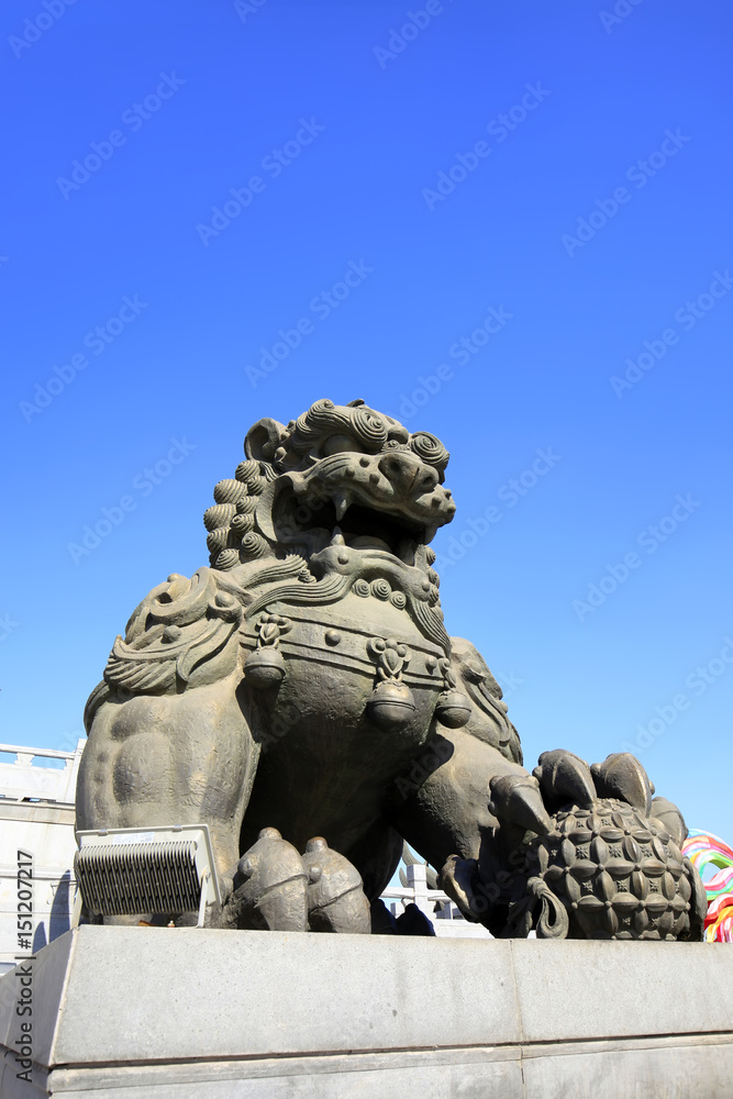 Obraz premium The copper lion sculpture