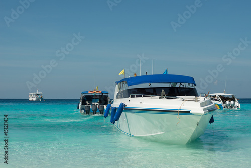 Speedboat on clear turqouise water © Dejan
