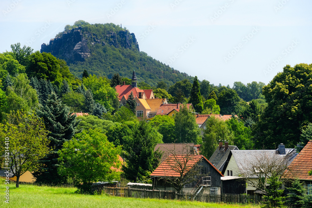 Obraz premium Ort Thürmsdorf, im Hintergrund Berg Lilienstein, Landkreis Sächsische Schweiz-Osterzgebirge, Sachsen, .Deutschland