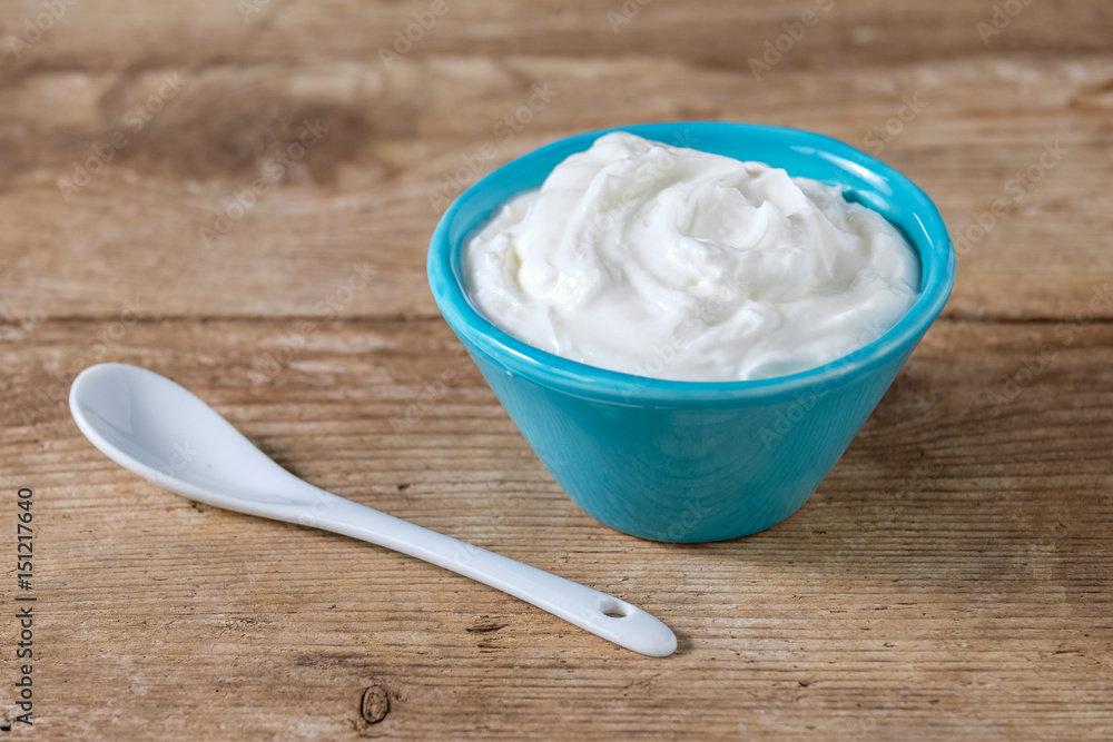 Skyr Joghurt-Quark in einer blauen Schale auf Holz Skyr Joghurt-Quark in einer blauen Schale auf Holz