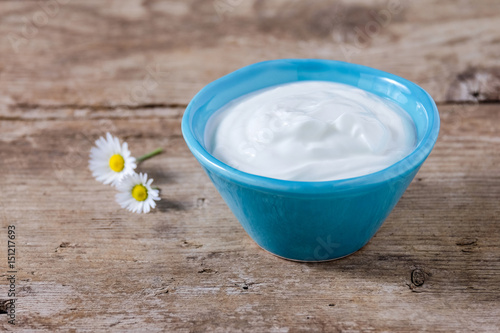 Skyr in einer blauen Schale auf Holz