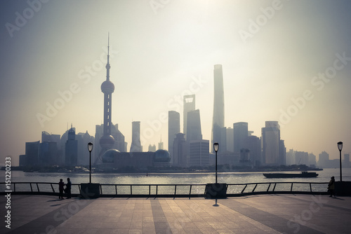 une vue du quartier moderne de Shanghai depuis l'esplanade d'en face 