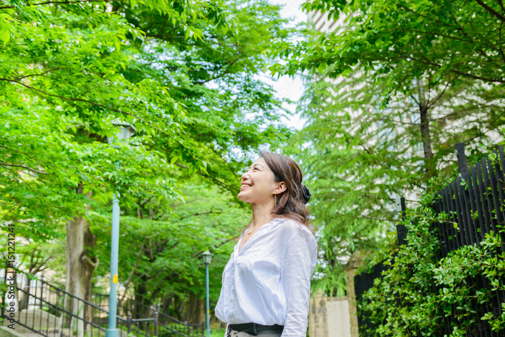 新緑の中に立っている女性 新緑の中に立っている女性