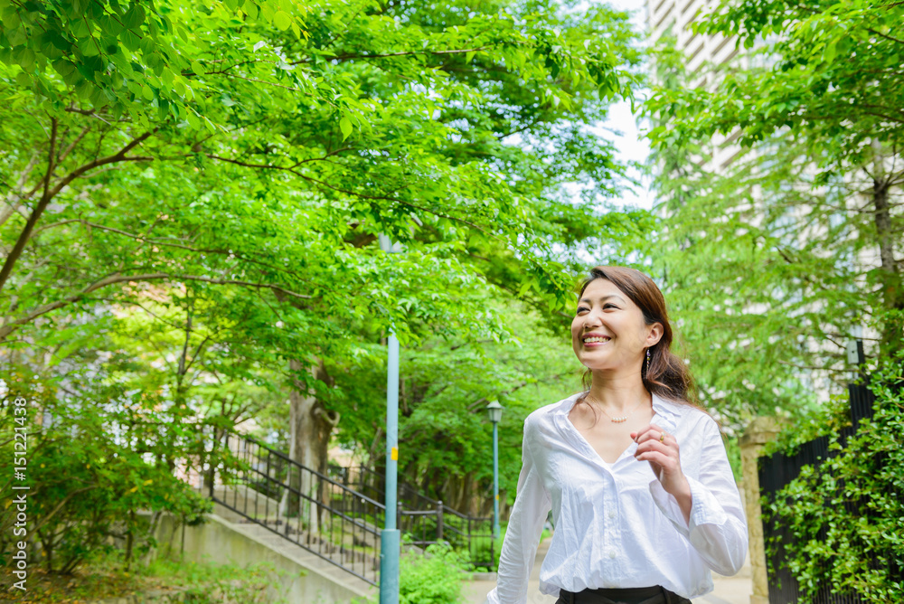 新緑の中を歩く女性 新緑の中を歩く女性