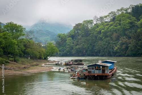 de vieilles embarcations sur un fleuve en chine au milieu des montagnes de Guilin