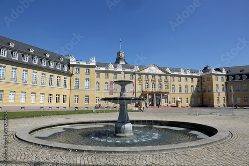 Der Brunnen vor dem Karlsruher Schloss