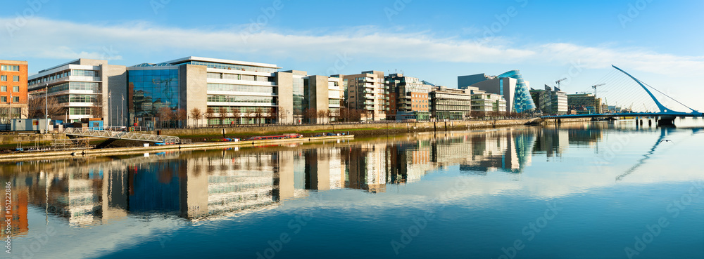 Naklejka premium Nowoczesne budynki i biura nad rzeką Liffey w Dublinie, zdjęcie panoramiczne