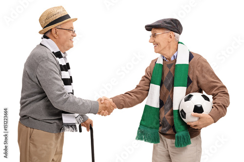 Φωτογραφία Two elderly football fans shaking hands