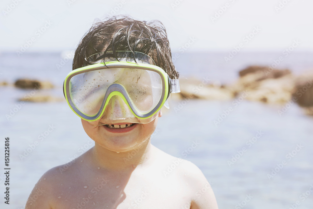 niño con gafas de buceo en la playa Stock Photo | Adobe Stock