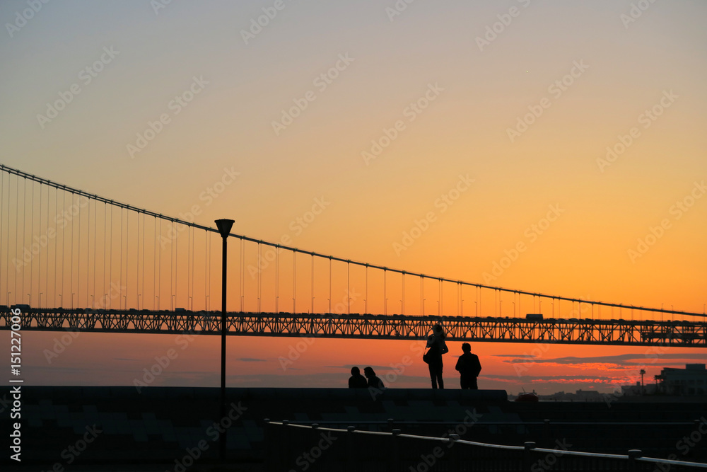 Obraz premium 明石海峡大橋 夕日とシルエット