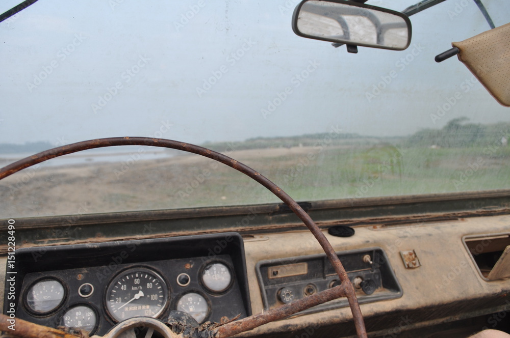 Obraz premium The Dashboard of a Very Old Jeep