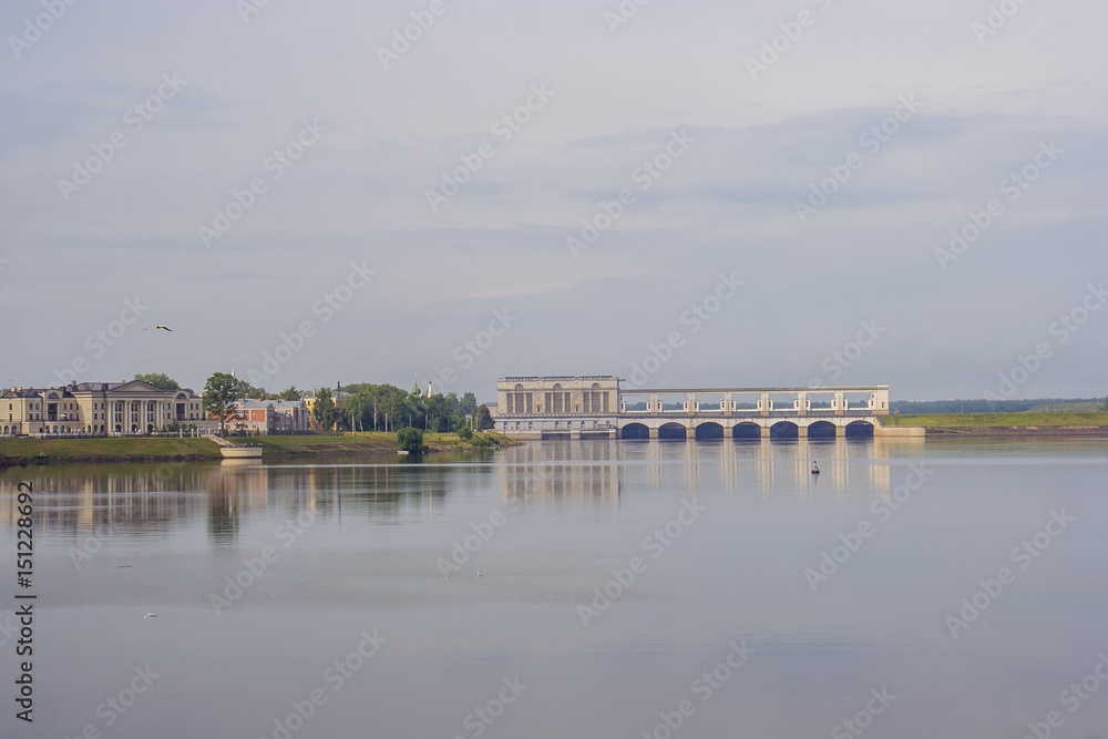 Угличская ГЭС с отражением в реке, Ярославская область