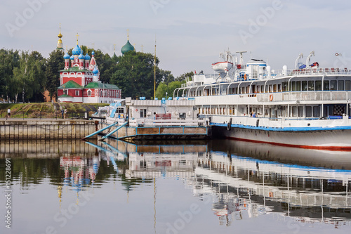 Tableau sur toile Теплоход у причала и церковь Димитрия царевича на крови в городе Углич, Ярославс