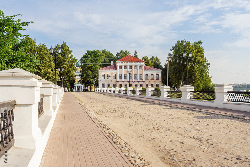 Naklejka premium Никольский мост и бывшая Городская дума в городе Углич, Ярославская область