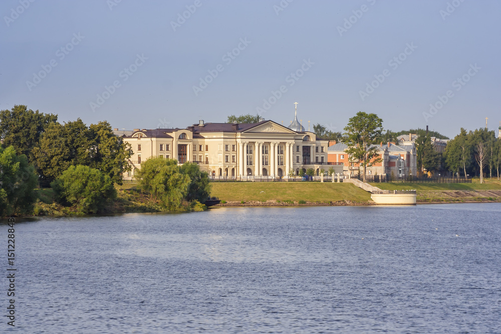 Вид на отель Волжская Ривьера с реки Волга в городе Углич