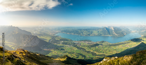 Schweizer Alpen Panorama mit Blick auf Thun  den Thunersee  das Schweizer Mittelland  Interlaken und Eiger  M  nch und Jungfrau