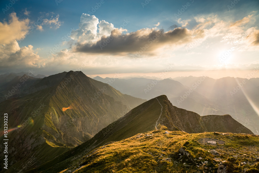 Sonnenuntergangsstimmung auf dem Niesen über den Schweizer Alpen