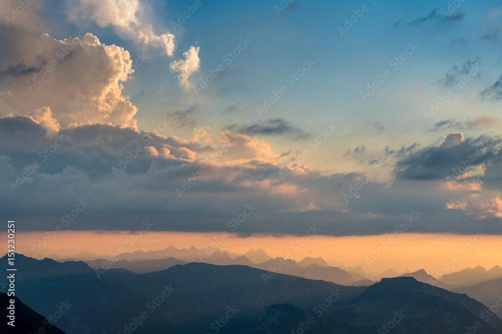 Sonnenuntergangsstimmung über den Schweizer Alpen