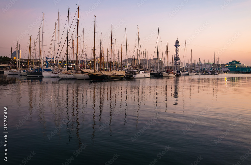 Coucher de soleil sur la mer Mediterranée. Port de Barcelone. Espagne.