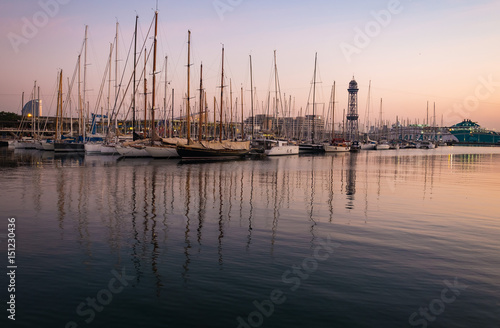 Coucher de soleil sur la mer Mediterran  e. Port de Barcelone. Espagne.