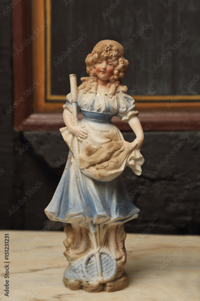 petite figurine ancienne en biscuit de pêcheuse petite figurine ancienne en biscuit de pêcheuse