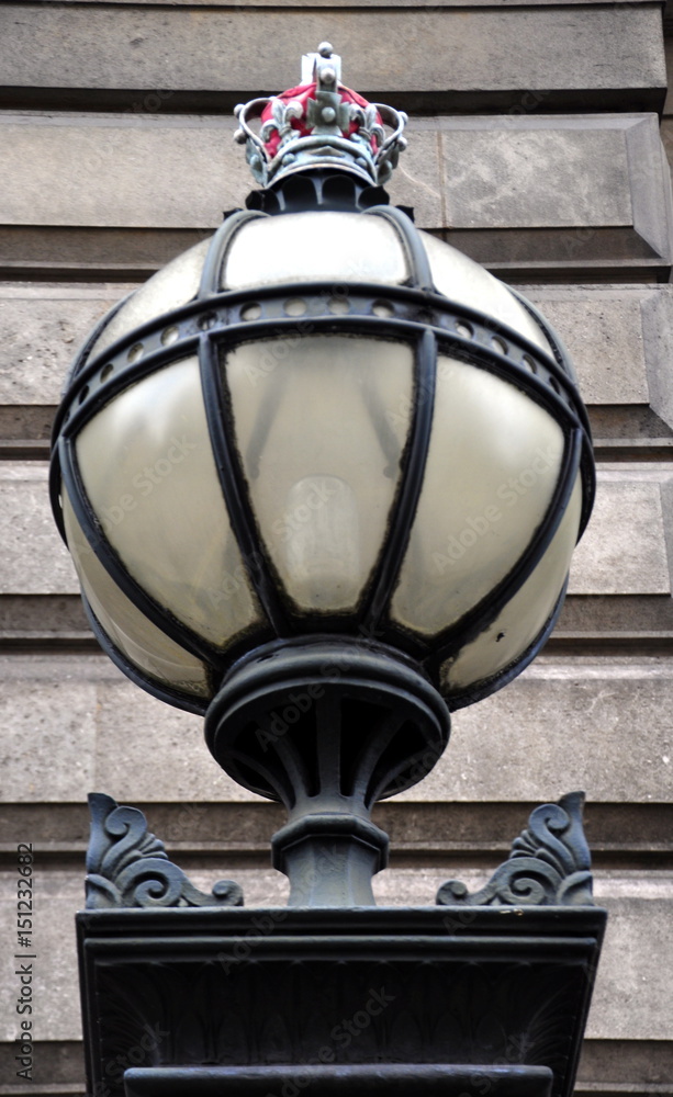 Lampe im Stil des Historismus an einer Fassade Stock-Foto | Adobe Stock