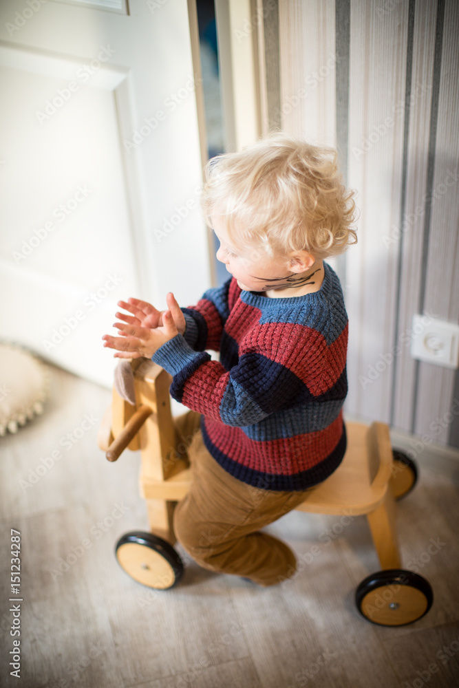 fröhlich Klatschen StockFoto Adobe Stock