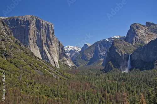 Photography USA - Yosemite National Park - The beautiful view over Yosemite valley along wit