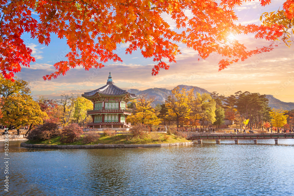 Fototapeta premium Liście klonu z pawilonu starego tradycyjnego w pałacu Gyeongbokgung, Seul, Korea Południowa.