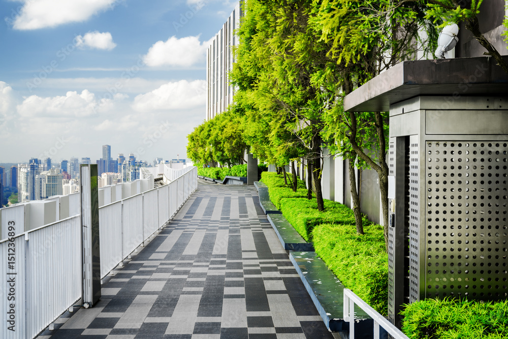 Naklejka premium Ogród na dachu w Singapurze. Taras zewnętrzny z parkiem widokowym