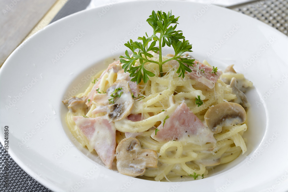 Spaghetti with ham and mushroom cream