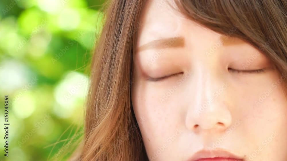 悲しい表情の女性 アップ 悲しい表情の女性 アップ