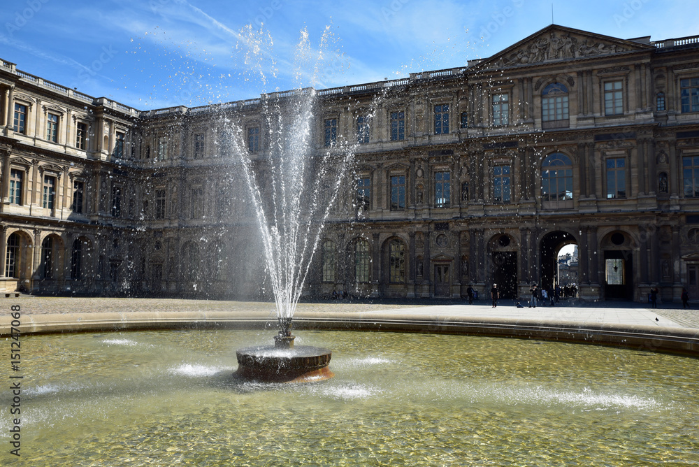 Jet d'eau de la cour Carrée du Louvre à Paris