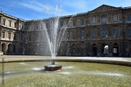 Jet d'eau de la cour Carrée du Louvre à Paris