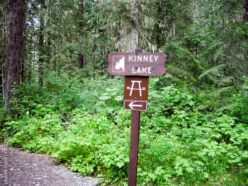 春のカナディアン・ロッキー　キニー・レイクへのハイキングコース（マウント・ロブソン州立公園、カナダ）