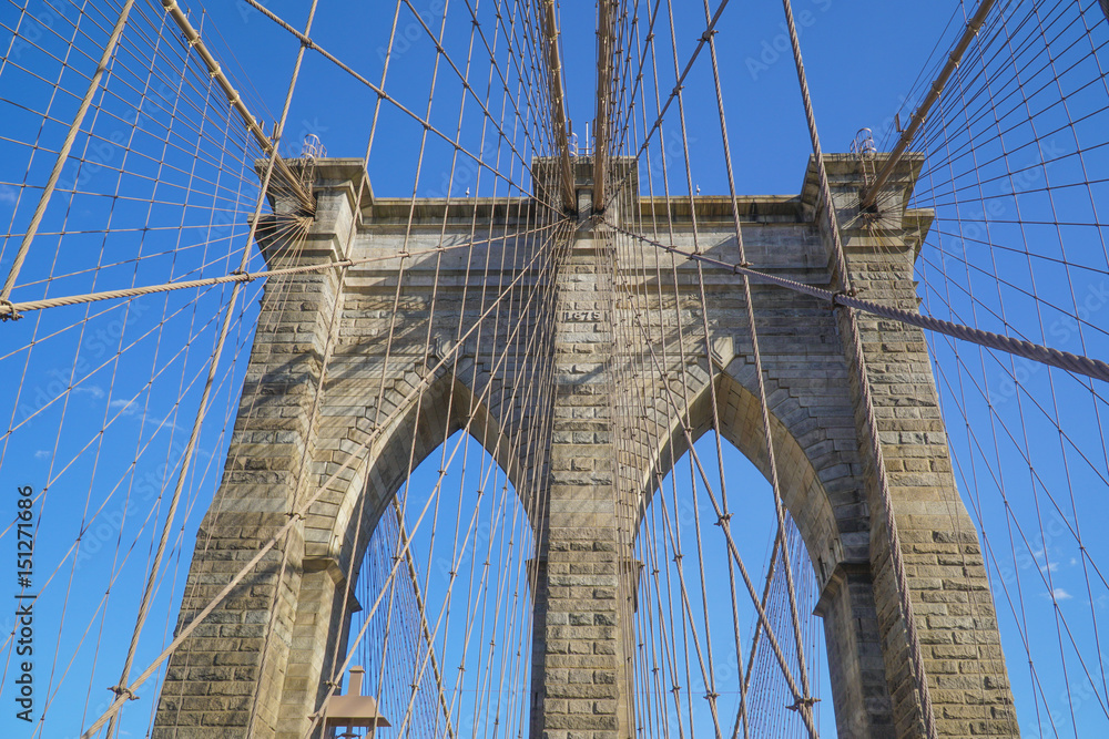 Fototapeta premium Brooklyn Bridge New York - słynny punkt orientacyjny - MANHATTAN / NOWY JORK - 1 KWIETNIA 2017