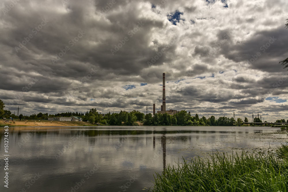 Obraz premium Thunderclouds over the river 