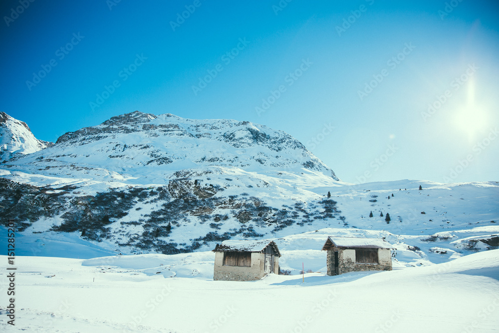 Schweizer Berge an einem sonnigen Tag im Winter mit viel Schnee