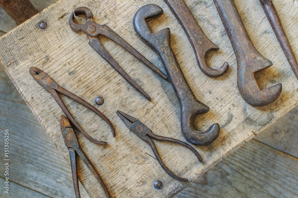 Altes Werkzeug eines Schmied mit Zange und Schlüssel Stock-Foto | Adobe  Stock