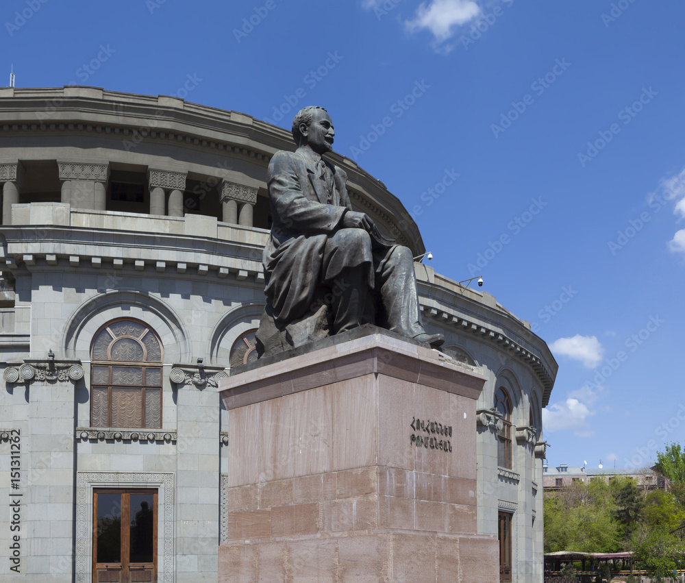 Памятник Ованесу Туманяну в Ереване, перед зданием Театра оперы и балета. Армения.