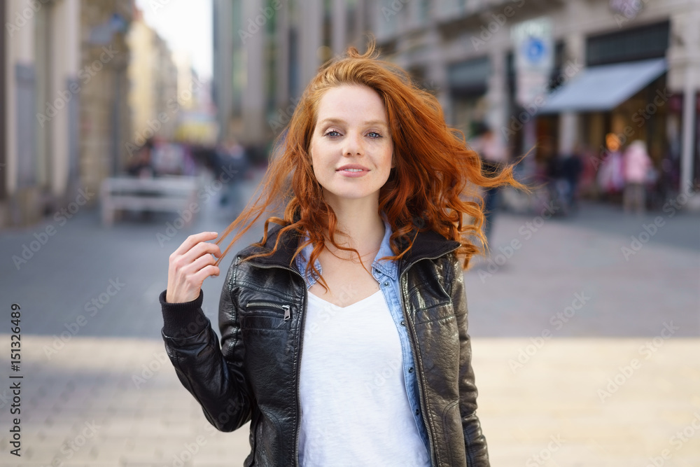 frau mit roten locken ist in der stadt unterwegs frau mit roten locken ist in der stadt unterwegs