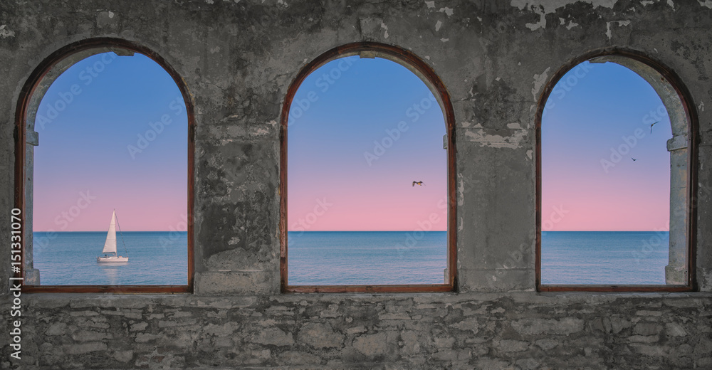 Drei Fenster mit Aussicht auf das Meer. Segeln bei Sonnenuntergang