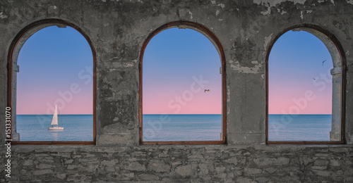 Drei Fenster mit Aussicht auf das Meer. Segeln bei Sonnenuntergang