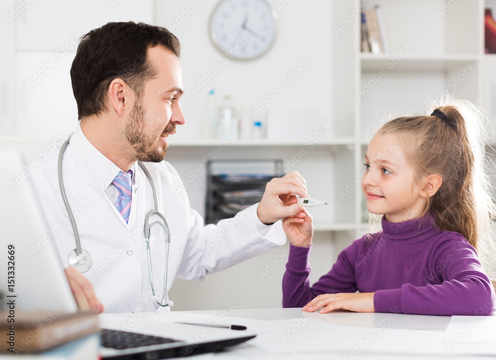 Obraz premium Male doctor and little girl
