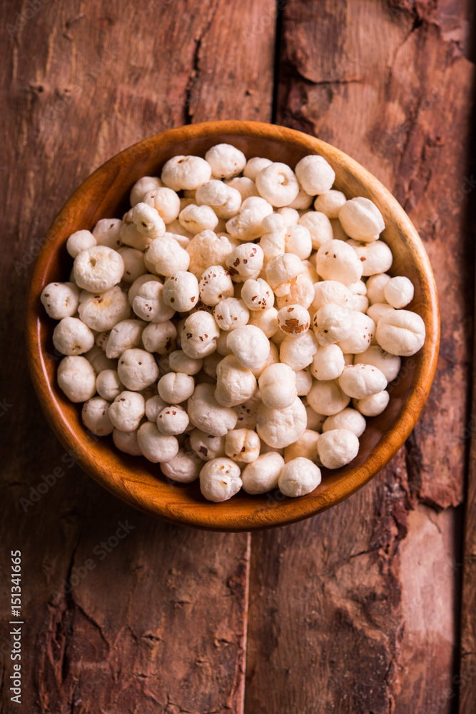 Foto de makana or makhana or roasted lotus seed served in a bowl