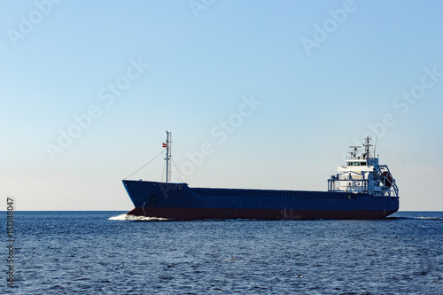 Blue bulk carrier © InfinitumProdux